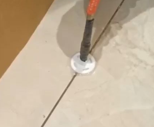濮阳市瓷砖空鼓维修公司专业解答瓷砖在铺贴过程中，如果没有涂抹均匀到位的粘结材料（如水泥砂浆或瓷砖胶），可能会导致以下问题