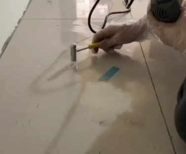 濮阳市瓷砖开裂维修公司专业分享瓷砖在铺贴前如果没有沥干水分，将会导致以下问题